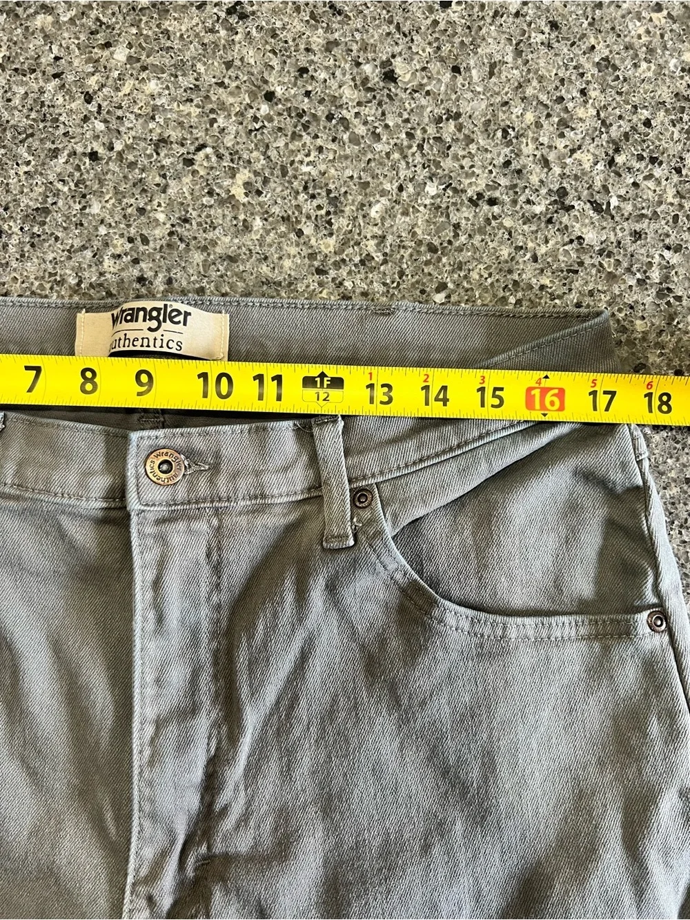 Wrangler Men's Straight Fit Jeans in Light grey - Classic Casual